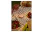 Picknick mit Getränken, Gebäck, Erdbeeren und einem rosa tragbaren Lautsprecher.