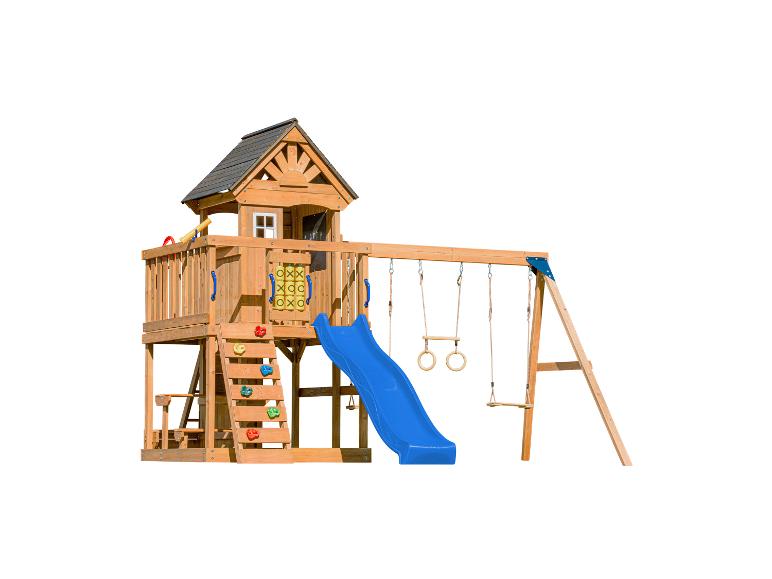 Holzspielplatz mit blauer Rutsche, Schaukeln und Kletterwand.