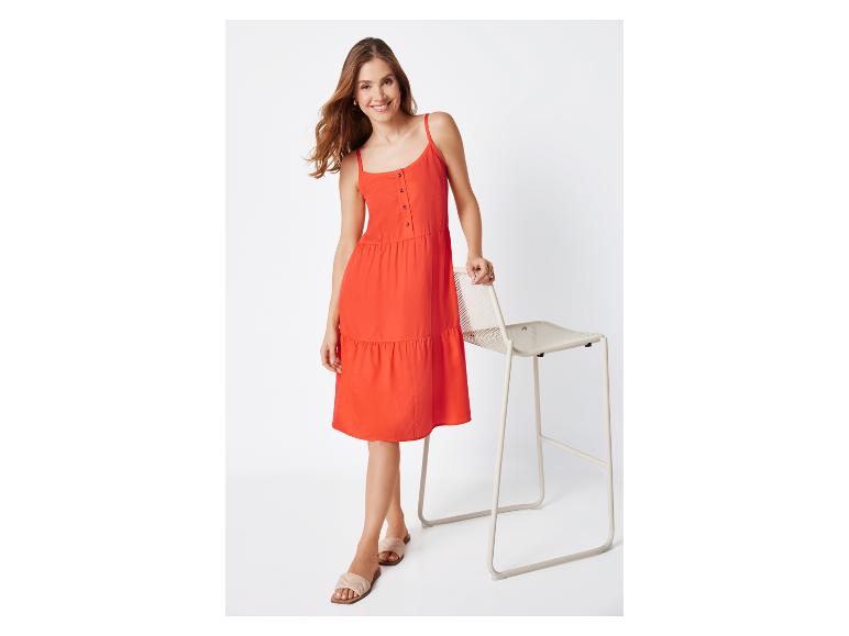 Oranges Midikleid und flache Sandalen: Sommermode.