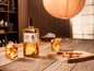 Eine Flasche Toki Suntory Whisky mit zwei Gläsern Whisky auf einem Holztisch.