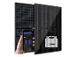 Solarmodule mit EcoFlow-Wechselrichter und Smartphone, das Energiedaten anzeigt.
