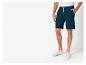 Herren-Shorts und Slipper: Casual-Look.