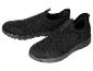 Ein Paar schwarze, gestrickte Slip-on-Sportschuhe