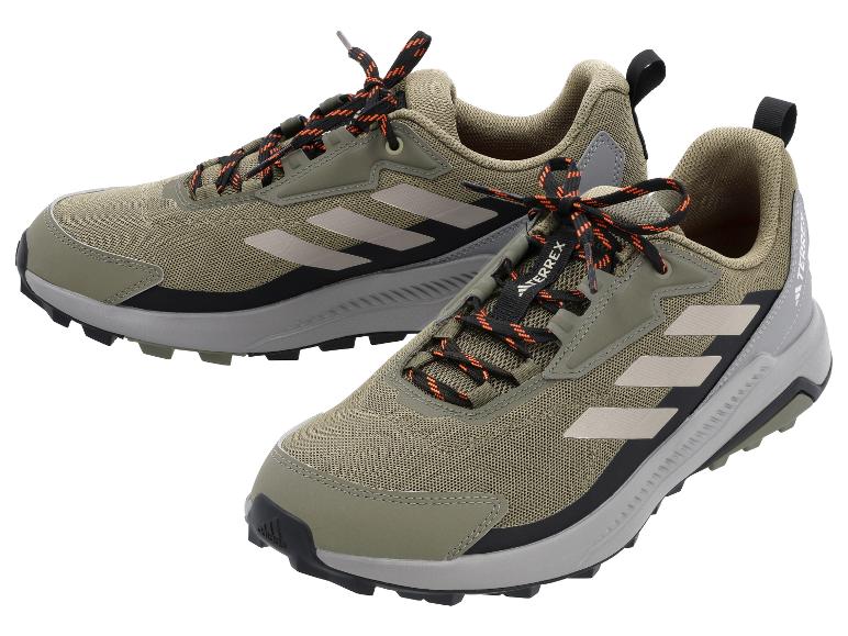 Zwei Trailrunning-Schuhe mit olivgrünem Obermaterial, grauen Streifen und orangefarbenen Schnürsenkeln.