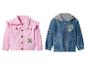 Kinder-Jeansjacken: eine rosa mit Rüschen und eine blaue mit Kapuze.
