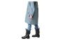 Kind in blauem Regenmantel, Jeans und schwarzen Gummistiefeln.