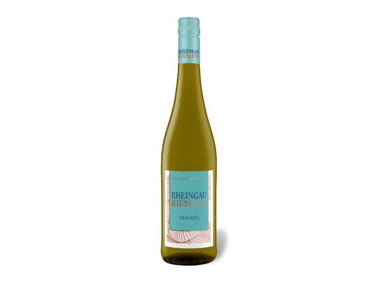 Weißweinflasche mit hellblauem Etikett mit der Aufschrift „RHEINGAU RIESLING TROCKEN“