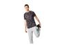 Mann in grauem Sport-T-Shirt und grauer Jogginghose dehnt sich.