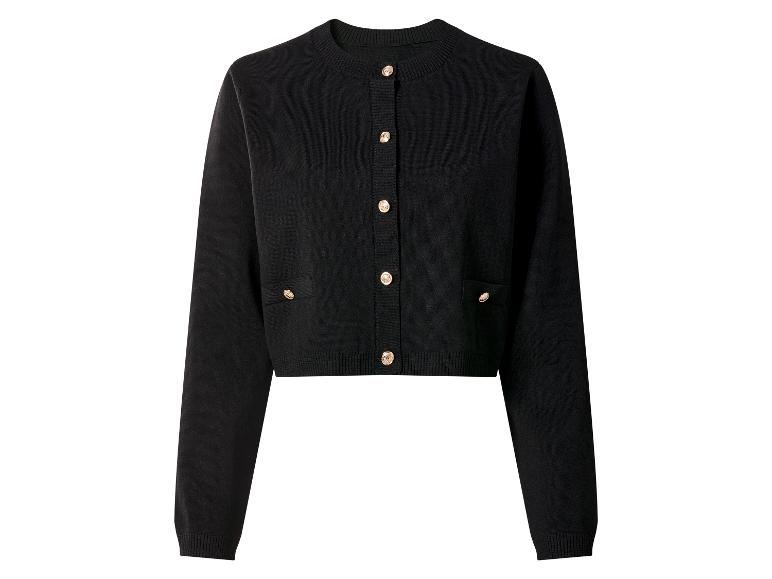 Schwarze Strickjacke mit goldenen Knöpfen und zwei kleinen Taschen.