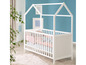 Weißes Holzbabybett im Haus-Design.