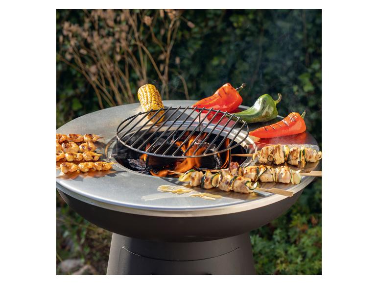 Grill mit Maiskolben, Paprika, Fleisch- und Garnelenspießen, zentraler Rost.