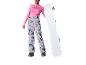 Frau in pinkem Ski-Shirt und gemusterter Skihose hält ein weißes Snowboard.