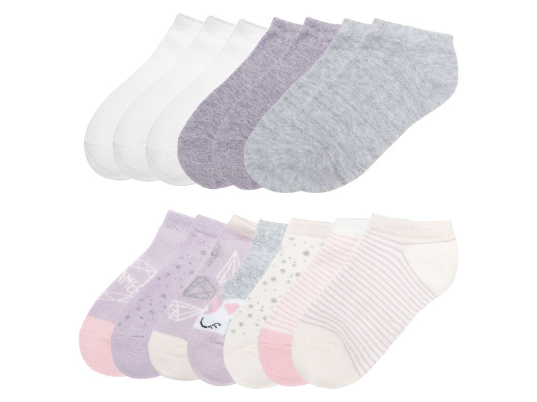 Ein Set aus zehn Socken mit verschiedenen Mustern: Einhorn, Punkte und Streifen.