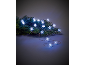 Weihnachtsbeleuchtung mit schneeflockenförmigen LEDs auf einem Tannenzweig.