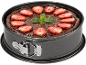 Schokoladenkuchen mit Erdbeeren in einer Springform.