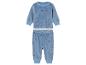 Ein blauer Baby-Pyjama mit langen Ärmeln und Hose mit Schneeflockenmuster.
