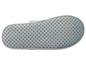 Die Sohle eines grauen Pantoffels mit Punkten.