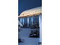 LED-Weihnachtslichterkette in Eiszapfenform an einer verschneiten Dachrinne.