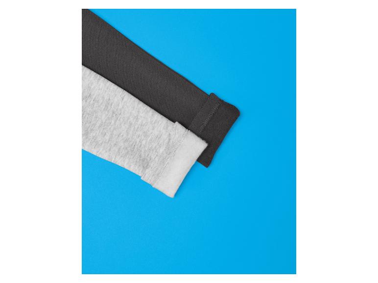 Zwei Stoffmuster, eines grau und eines dunkelgrau, auf blauem Hintergrund.