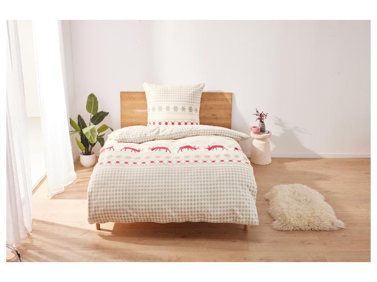 Beige Bettbezug mit grauem Karomuster und roten Rentieren.