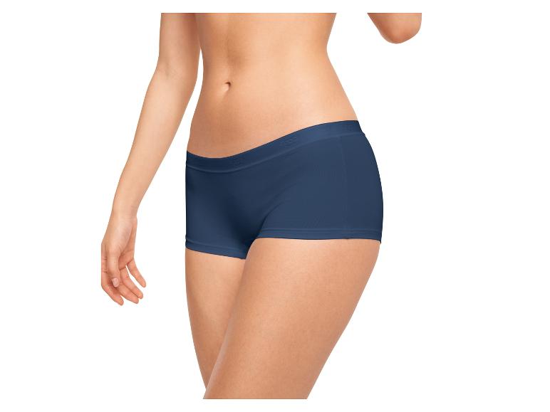 Eine Frau trägt blaue Sloggi-Unterwäsche.