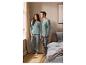 ESMARA® Damen-Pyjama in einer gemütlichen Schlafzimmer-Atmosphäre.