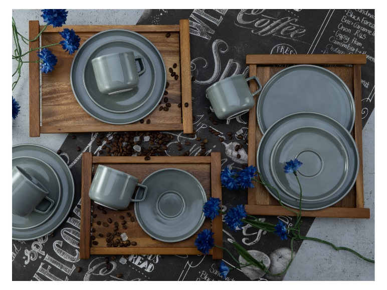 Elegantes graues Kaffeeservice mit Tassen und Untertassen.