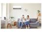 Familie liest auf dem Sofa, mit Klimaanlage, die den Raum kühlt.