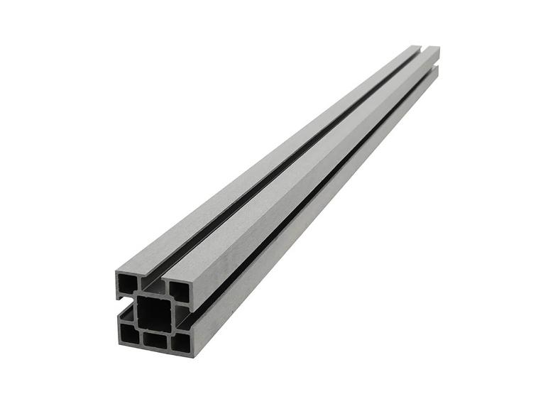 Silbernes Aluminiumprofil mit quadratischem Querschnitt und innenliegenden Nuten