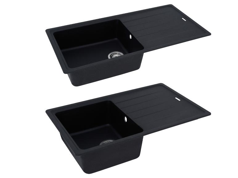 Zwei schwarze Spülbecken mit Abtropfflächen, aus verschiedenen Blickwinkeln.