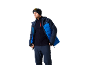 Mann mit Mütze, Skibrille, blauer Skijacke und Skihose.