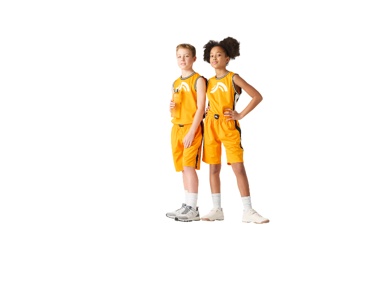 Zwei Kinder in gelben Basketballtrikots.