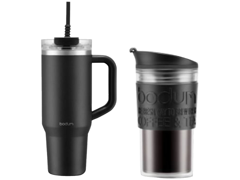 Zwei schwarze Reisebecher, einer mit Henkel und Strohhalm, der andere mit 'Coffee & Tea' Aufschrift.