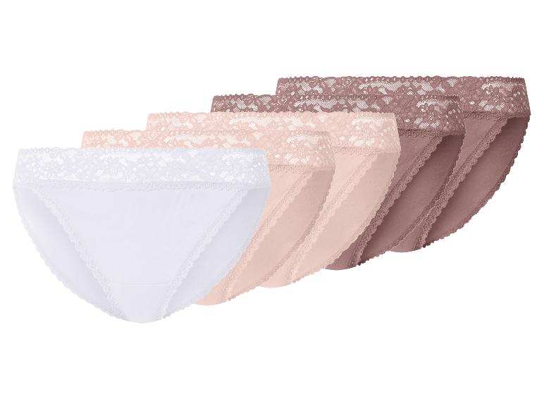 Fünf Spitzenhöschen in verschiedenen Hauttönen und Weiß.