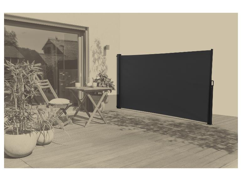 Ausziehbare Seitenmarkise auf einer Terrasse mit Gartenmöbeln und Pflanzen.