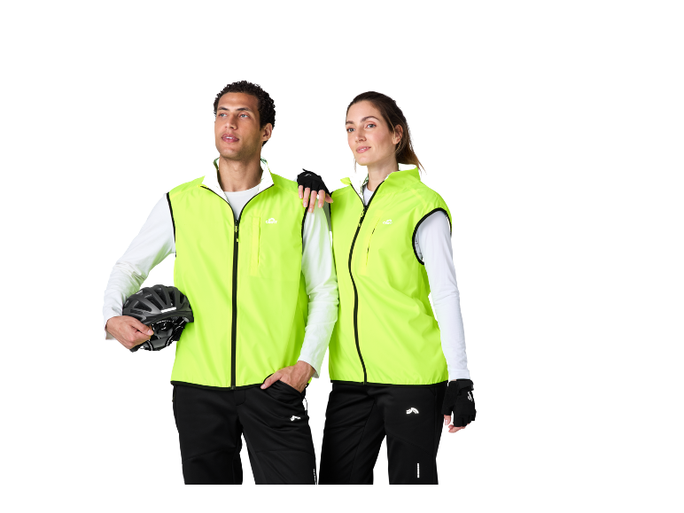 Mann und Frau in gelben Fahrradwesten und schwarzen Hosen, Mann hält einen Helm.