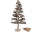Dekorativer Weihnachtsbaum aus Holz mit LED-Lichtern und Sternen, mit einem Leinenbeutel.