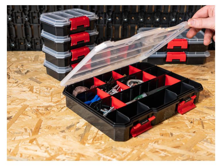 Modulare Organizer-Boxen mit transparenten Deckeln, eine offen mit Kleinteilen und Werkzeugen.