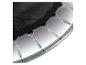 Detail der Sprungmatte eines Trampolins mit Federn und Metallrahmen.