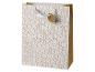 Weiße Geschenktüte mit goldenem geometrischem Muster und rundem Anhänger.