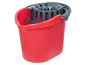 Ein roter Vileda Eimer mit Wringer.