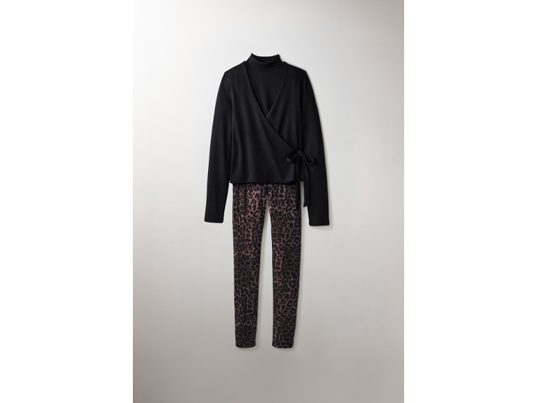 Set aus schwarzem Rollkragenpullover in Wickeloptik und Leggings mit Leopardenmuster.