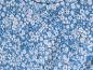 Ein blauer Stoff mit einem kleinen weißen Blumenmuster.