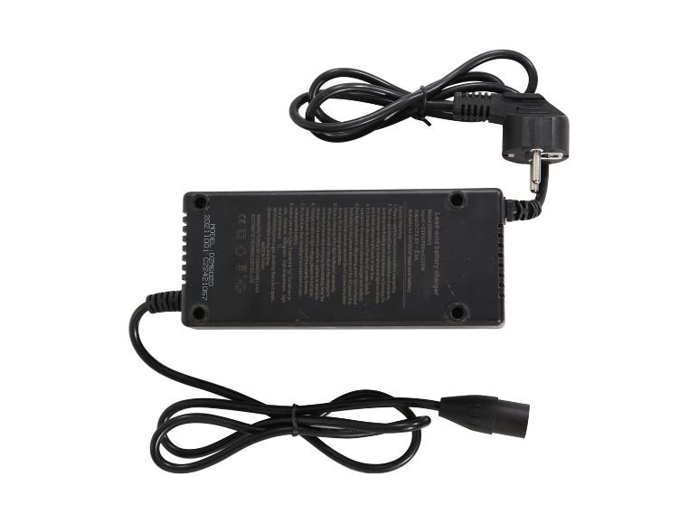 Ein schwarzes Akkuladegerät mit Stecker und Kabel