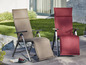 Zwei Liegestühle mit Rückenlehne und Fußstütze, in Beige und Rot.