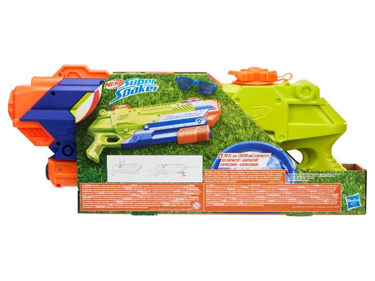 Zwei Wasserblaster und Sonnenbrillen in Verpackung mit Gras-Hintergrund.