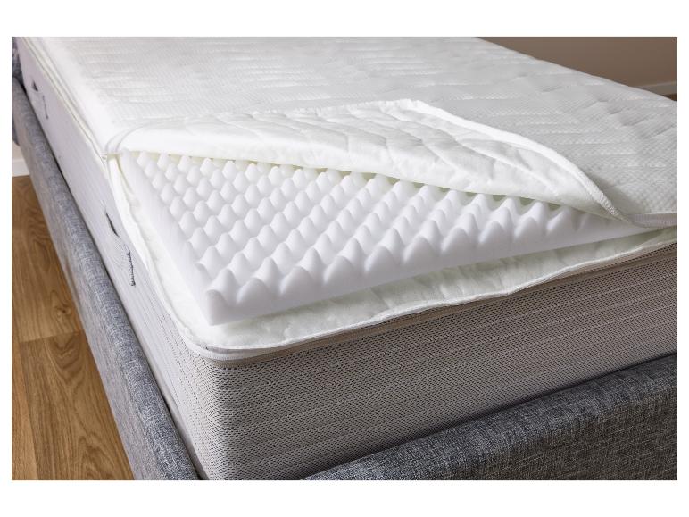 Eine Matratze mit einer Schaumstoff-Oberlage und einer grauen Hülle.