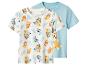 Zwei Kinder-T-Shirts, eines weiß mit Bluey & Bingo Muster, eines einfarbig hellblau.