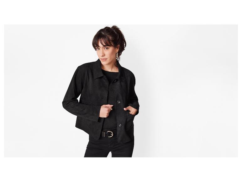 Frau in einer schwarzen Wildlederjacke.