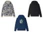 Drei Hoodies: einer mit Graffiti-Print, einer einfarbig schwarz und einer mit Sportthema.